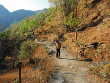 Trekking-Touren, Trekking- und Wanderreisen, Nepal: Schotterweg